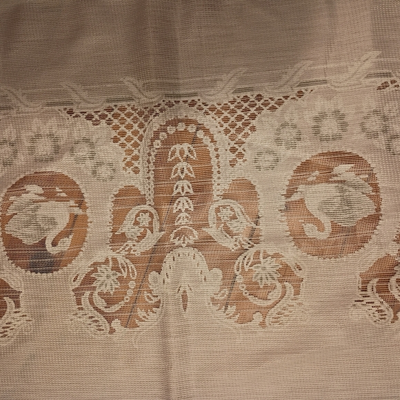 Elegant Lace Tablecloth - Picture 6 of 6